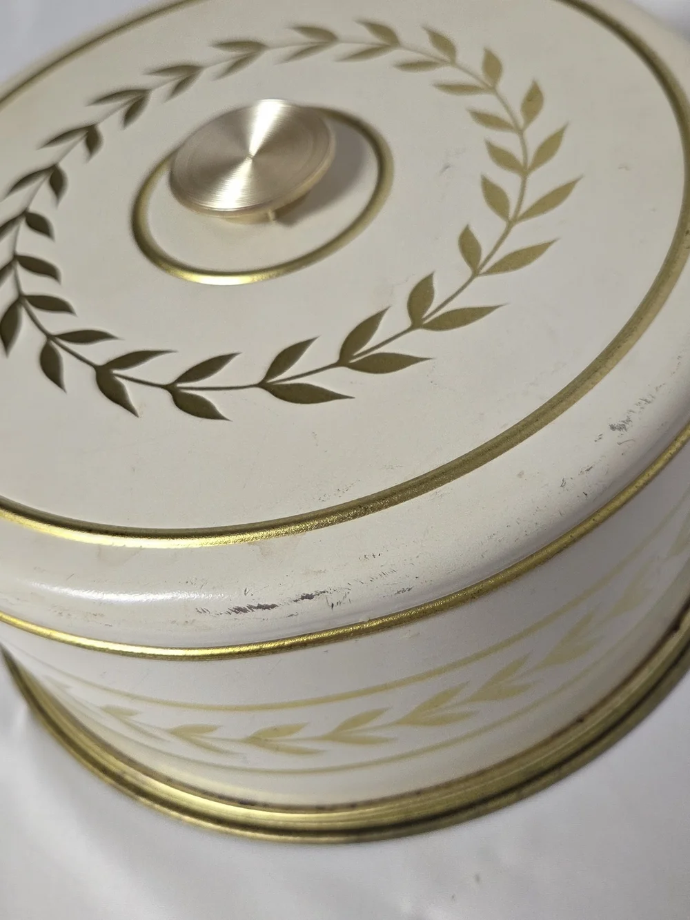 Vintage Retro Metal White Gold Wreath Design Cake Storage‎ Carrier Display